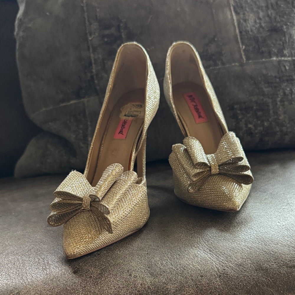 Betsey Johnson Sparkling Gold Bow Pointed Pumps